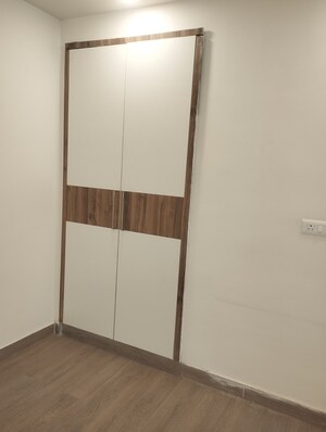 Room in 2.5 BHK Apartment at Nimbus Express Park View - II, Chi V Greater Noida – for Sale