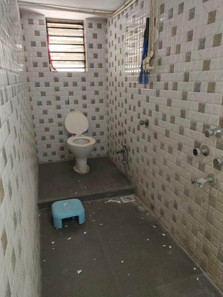 Bathroom, ahura nagar 2 Bedroom 1200 Sq.Ft. Apartment In Ahura Nagar Surat 9069431