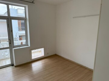 Room in 3 BHK Builder Floor at DLF Hyde Park, South Mullanpur – for Rent