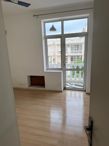 Room in 3 BHK Builder Floor at DLF Hyde Park, South Mullanpur – for Rent