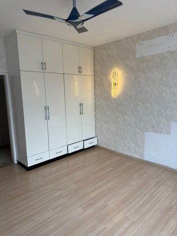 Room in 3 BHK Builder Floor at DLF Hyde Park, South Mullanpur – for Rent