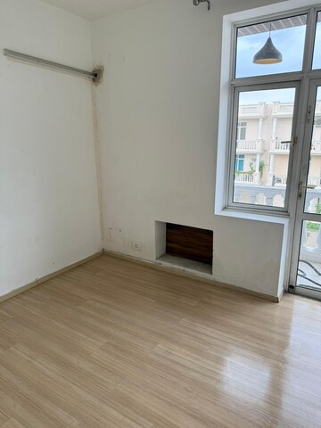 Room in 3 BHK Builder Floor at DLF Hyde Park, South Mullanpur – for Rent