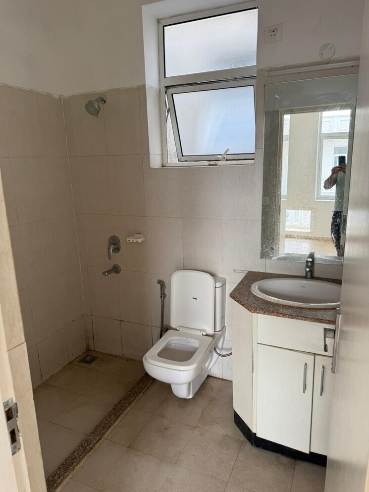 Bathroom, dlf-hyde-park 3 Bedroom 1880 Sq.Ft. Builder Floor In South Mullanpur Chandigarh 9069475