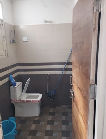Bathroom in 1 RK Builder Floor at Mayur Vihar – for Rent