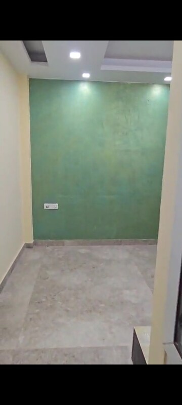 Room in 2 BHK Builder Floor at Pitampura – for Rent