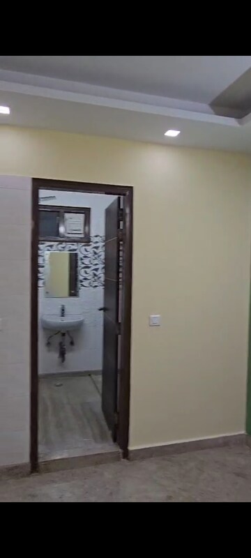 Furnished Amenities in 2 BHK Builder Floor at Pitampura – for Rent