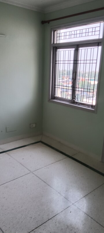 Room in 3 BHK Apartment at Sector 21c – for Rent