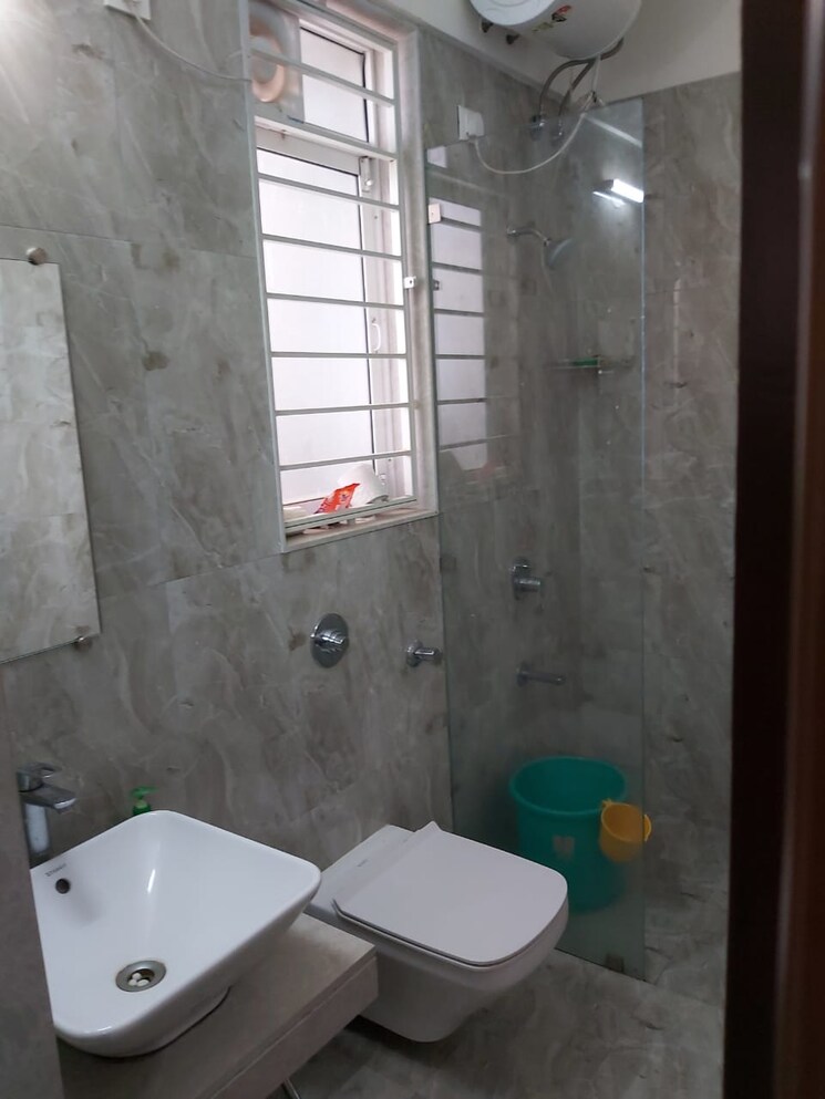 Bathroom, romell-aether 2 Bedroom 709 Sq.Ft. Apartment In Goregaon East Mumbai 9069971