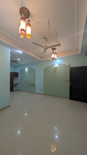 Room in 3 BHK Builder Floor at Niti Khand I – for Rent