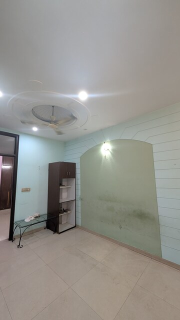 Room in 3 BHK Builder Floor at Niti Khand I – for Rent