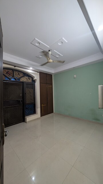 Room in 3 BHK Builder Floor at Niti Khand I – for Rent
