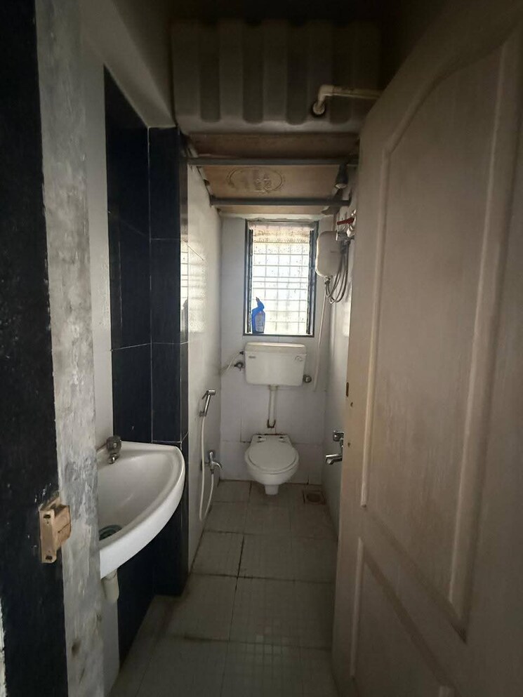 Bathroom, azad nagar 1 Bedroom 410 Sq.Ft. Apartment In Azad Nagar Mumbai 9070054