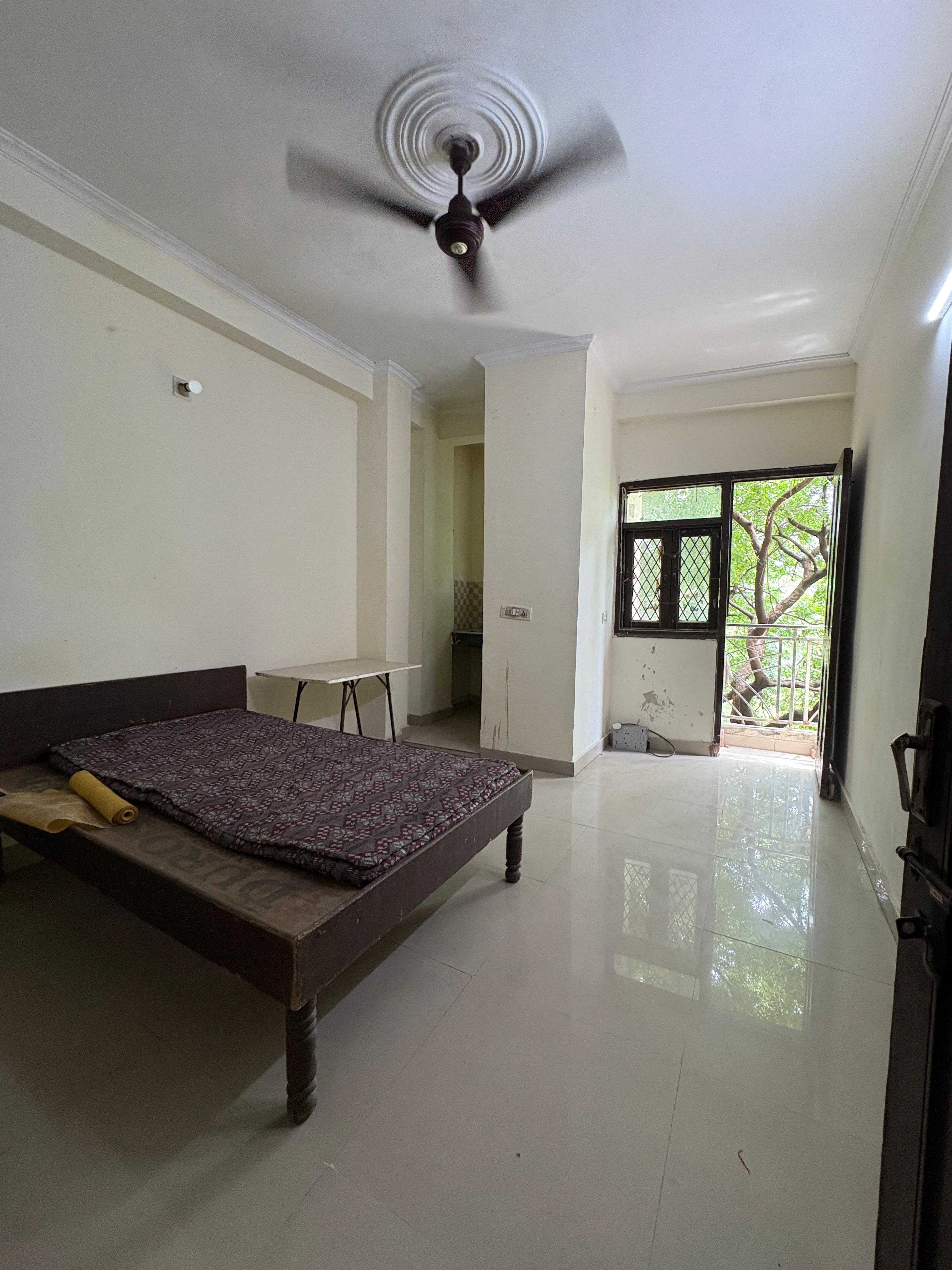 1 RkBuilder Floor For Rent in Paryavaran Complex