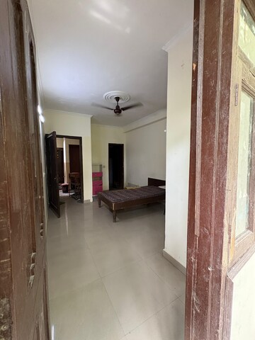 Room in 1 RK Builder Floor at Paryavaran Complex – for Rent