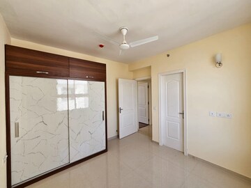 Room in 3 BHK Apartment at Omaxe The Palace, Gomti Nagar – for Rent