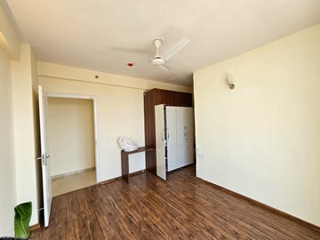 Room in 3 BHK Apartment at Omaxe The Palace, Gomti Nagar – for Rent