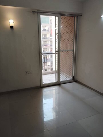 Room in 2 BHK Apartment at Gaur City 5th Avenue, Sector 4 Greater Noida – for Rent