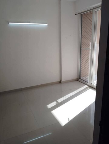 Room in 2 BHK Apartment at Gaur City 5th Avenue, Sector 4 Greater Noida – for Rent