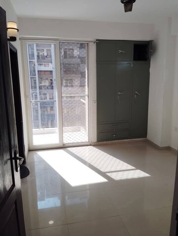 Room in 2 BHK Apartment at Gaur City 5th Avenue, Sector 4 Greater Noida – for Rent