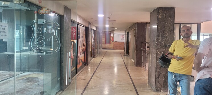  Parking, sector 61 Commercial Showroom 4200 Sq.Ft. In Sector 61 Noida 9070214