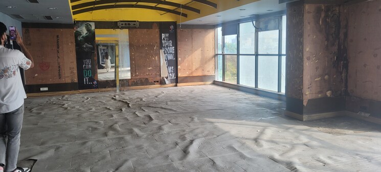 Room, sector 61 Commercial Showroom 4200 Sq.Ft. In Sector 61 Noida 9070214