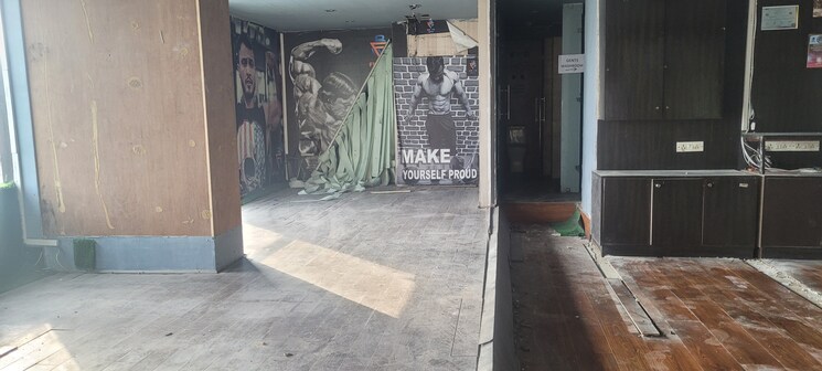  Parking, sector 61 Commercial Showroom 4200 Sq.Ft. In Sector 61 Noida 9070214