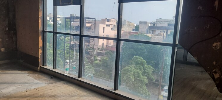 Swimming Pool, sector 61 Commercial Showroom 4200 Sq.Ft. In Sector 61 Noida 9070214