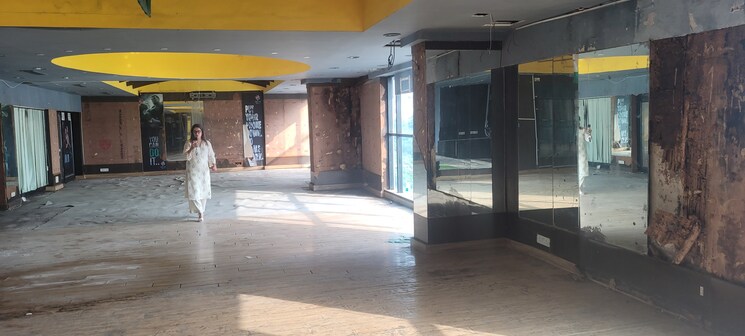  Parking, sector 61 Commercial Showroom 4200 Sq.Ft. In Sector 61 Noida 9070214