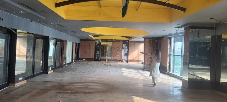  Parking, sector 61 Commercial Showroom 4200 Sq.Ft. In Sector 61 Noida 9070214