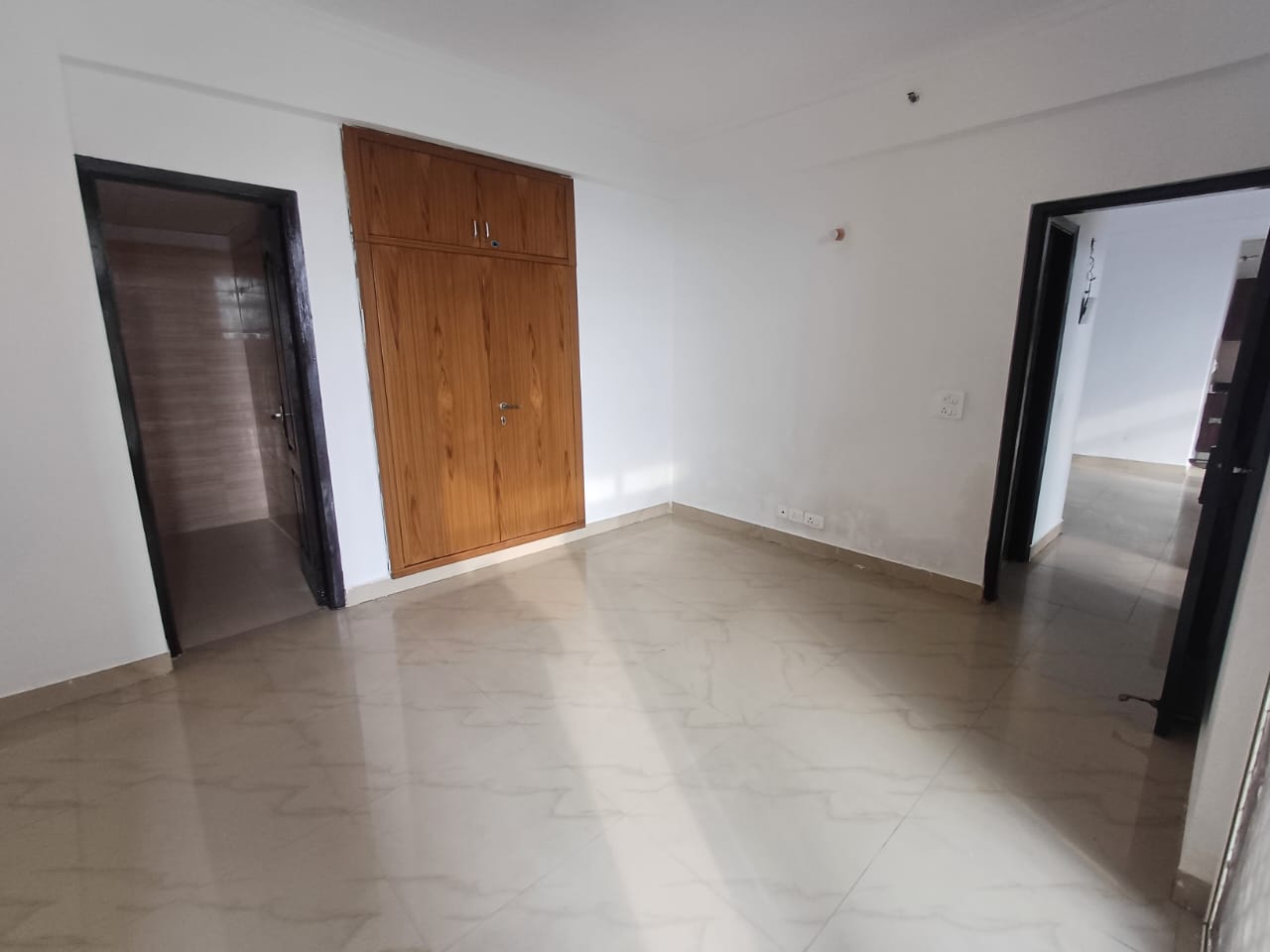 2 BHK + Extra Room Apartment For Sale in Amrapali Golf Homes