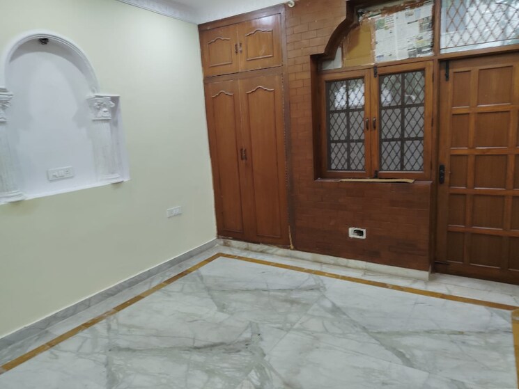 Room, sector 41 5 Bedroom 200 Sq.Mt. Villa In Sector 41 Noida 9070254