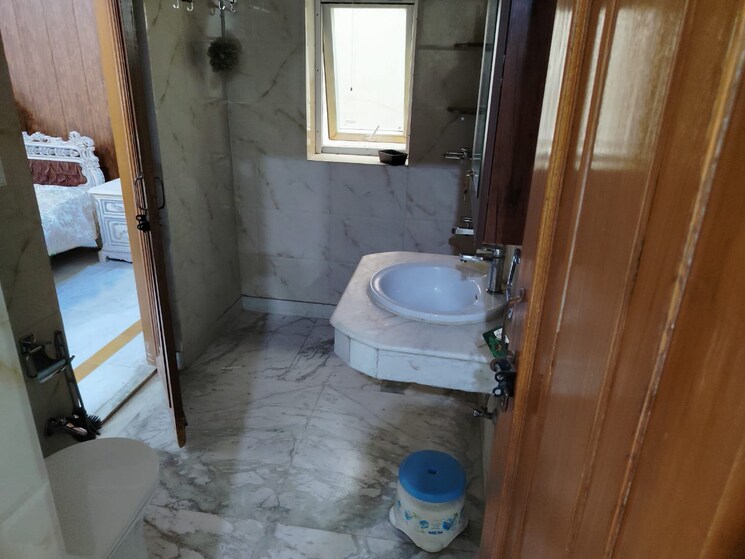 Bathroom, sector 41 5 Bedroom 200 Sq.Mt. Villa In Sector 41 Noida 9070254