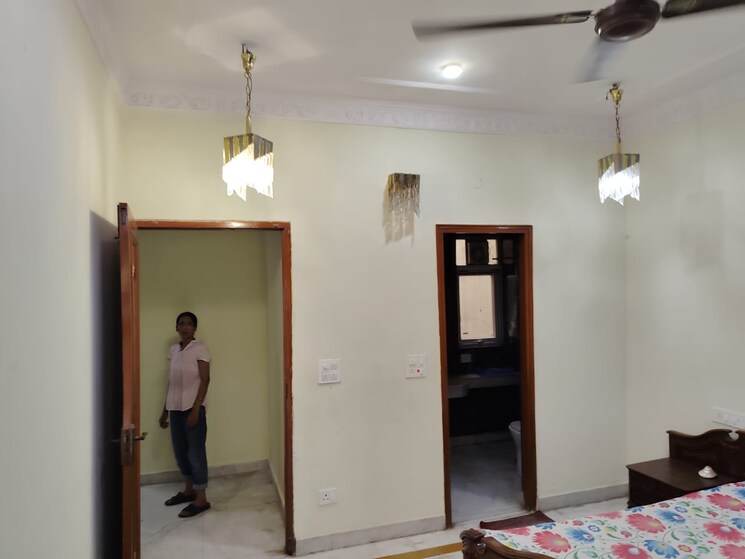 Room, sector 41 5 Bedroom 200 Sq.Mt. Villa In Sector 41 Noida 9070254