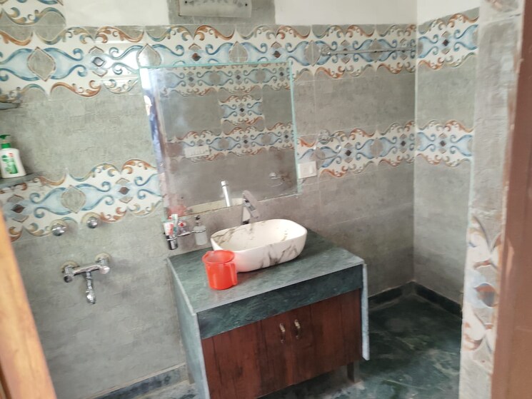 Bathroom, sector 41 5 Bedroom 200 Sq.Mt. Villa In Sector 41 Noida 9070254