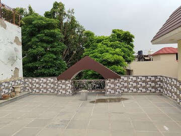 Swimming Pool in 5 BHK Villa at Sector 41 – for Rent
