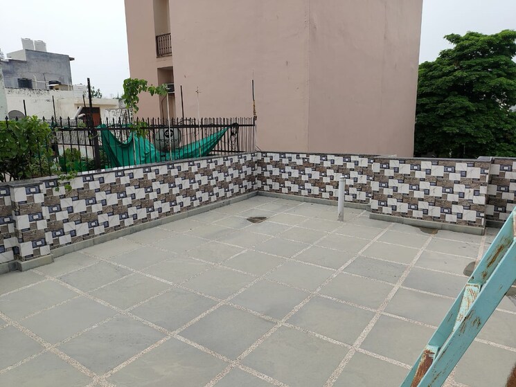 Balcony, sector 41 5 Bedroom 200 Sq.Mt. Villa In Sector 41 Noida 9070254