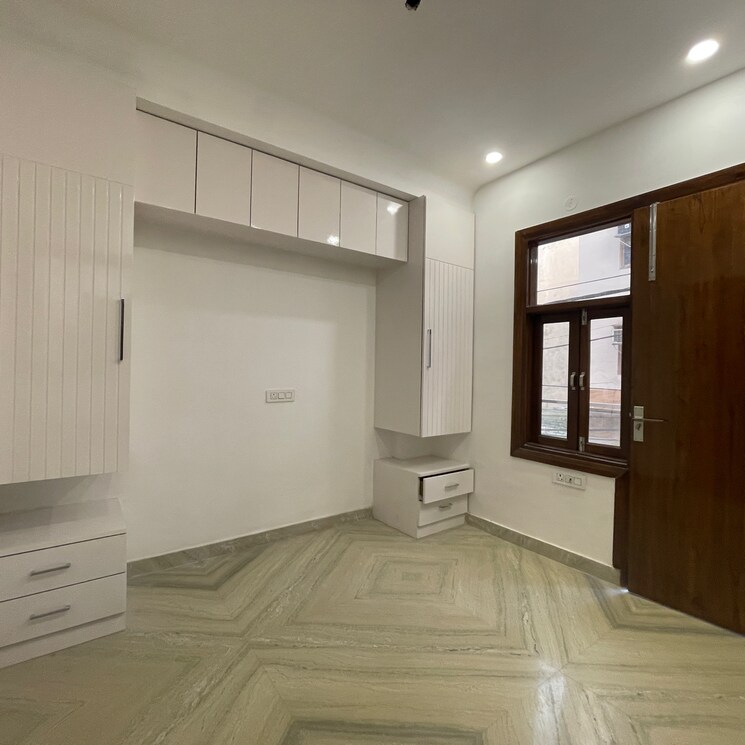 Room, rohini sector 24 3 Bedroom 800 Sq.Ft. Builder Floor In Rohini Sector 24 Delhi 9070275
