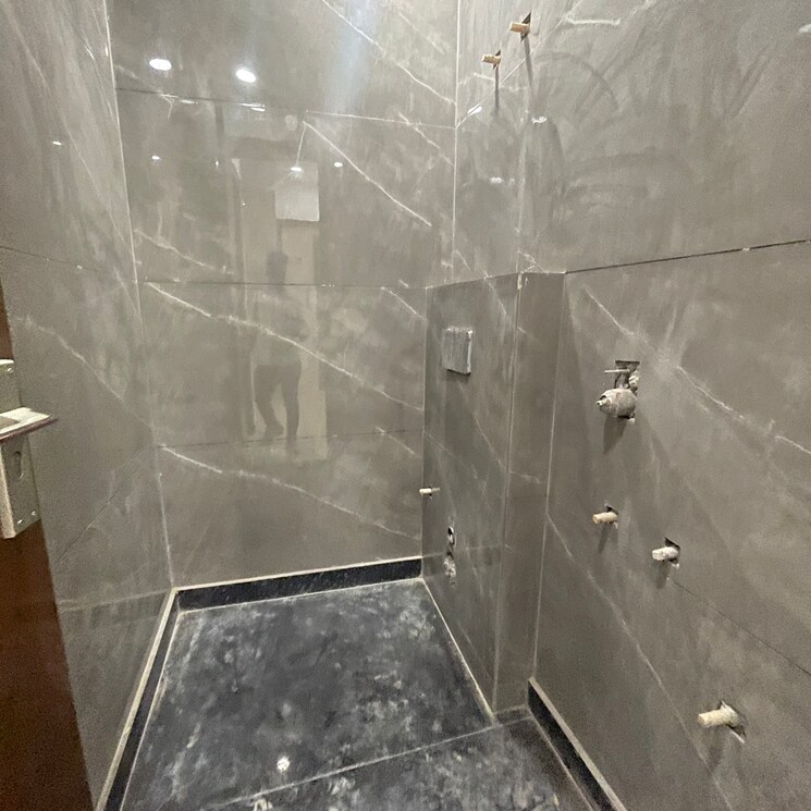 Bathroom, rohini sector 24 3 Bedroom 800 Sq.Ft. Builder Floor In Rohini Sector 24 Delhi 9070275