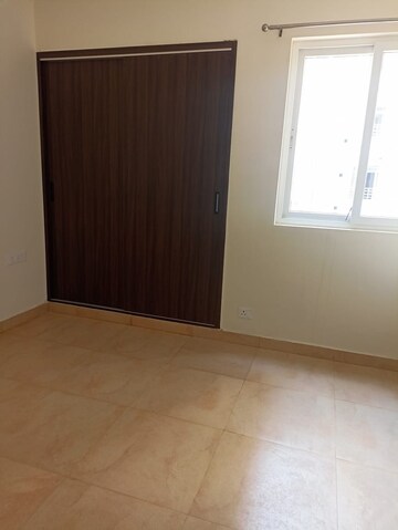 Room in 2 BHK Apartment at Supertech Cape Town, Sector 74 – for Rent