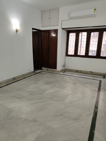 Room in 3 BHK Builder Floor at Saket – for Rent