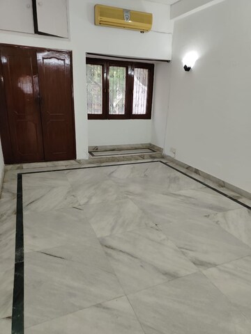 Room in 3 BHK Builder Floor at Saket – for Rent
