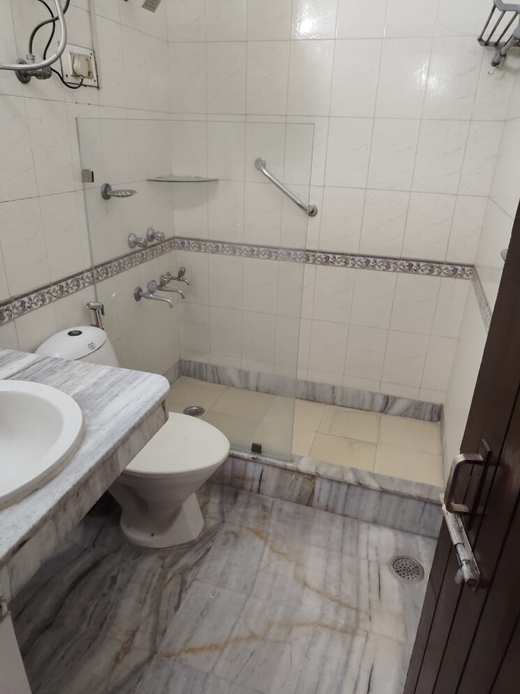 Bathroom, saket 3 Bedroom 1800 Sq.Ft. Builder Floor In Saket Delhi 9070402