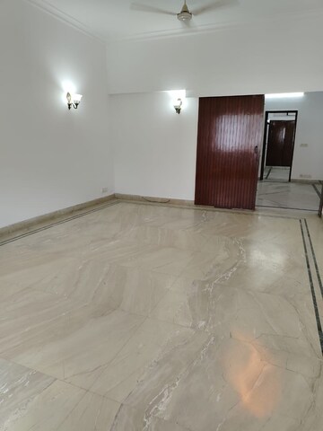 Room in 3 BHK Builder Floor at Saket – for Rent