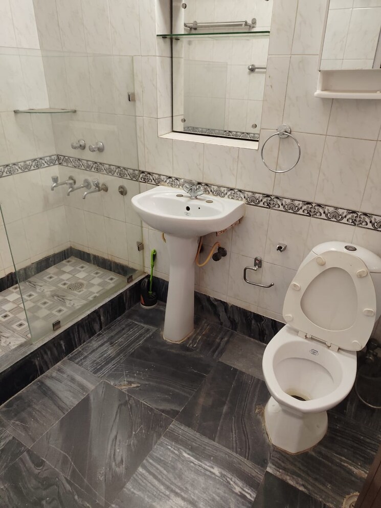 Bathroom, saket 3 Bedroom 1800 Sq.Ft. Builder Floor In Saket Delhi 9070402