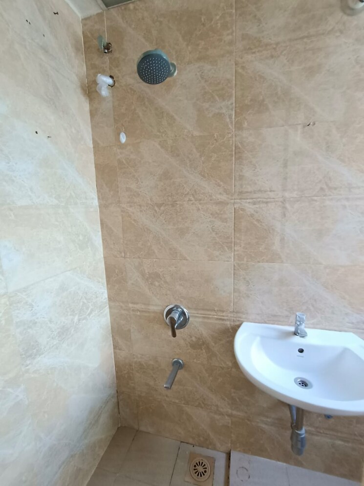 Bathroom, mahindra-royale 3 Bedroom 1617 Sq.Ft. Apartment In Pimpri Pune 9070445