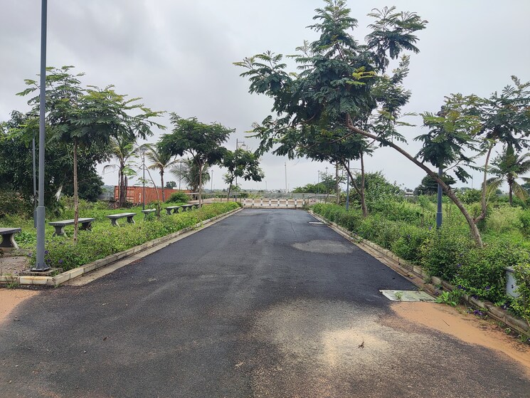 Garden, prestige-marigold  6127 Sq.Ft. Plot In Bettenahalli Bangalore 9070461