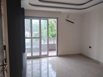 Room in 3.5 BHK Builder Floor at Sector 16 A – for Rent