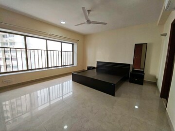 Room in 4 BHK Apartment at Prabhadevi CHS, Prabhadevi – for Rent