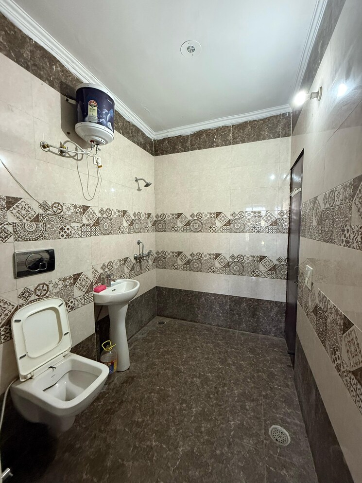 Bathroom, vip road 3 Bedroom 1800 Sq.Ft. Apartment In Vip Road Zirakpur 9070754