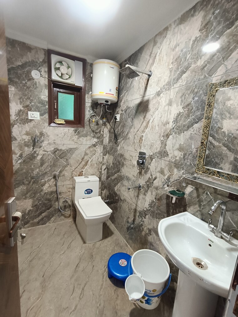 Bathroom, malviya nagar 2 Bedroom 1000 Sq.Ft. Builder Floor In Malviya Nagar Delhi 9070838